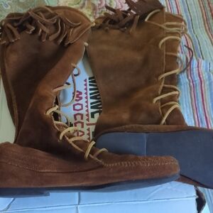 Never Worn Minnetonka Fringe Moccasin Boots Size 6